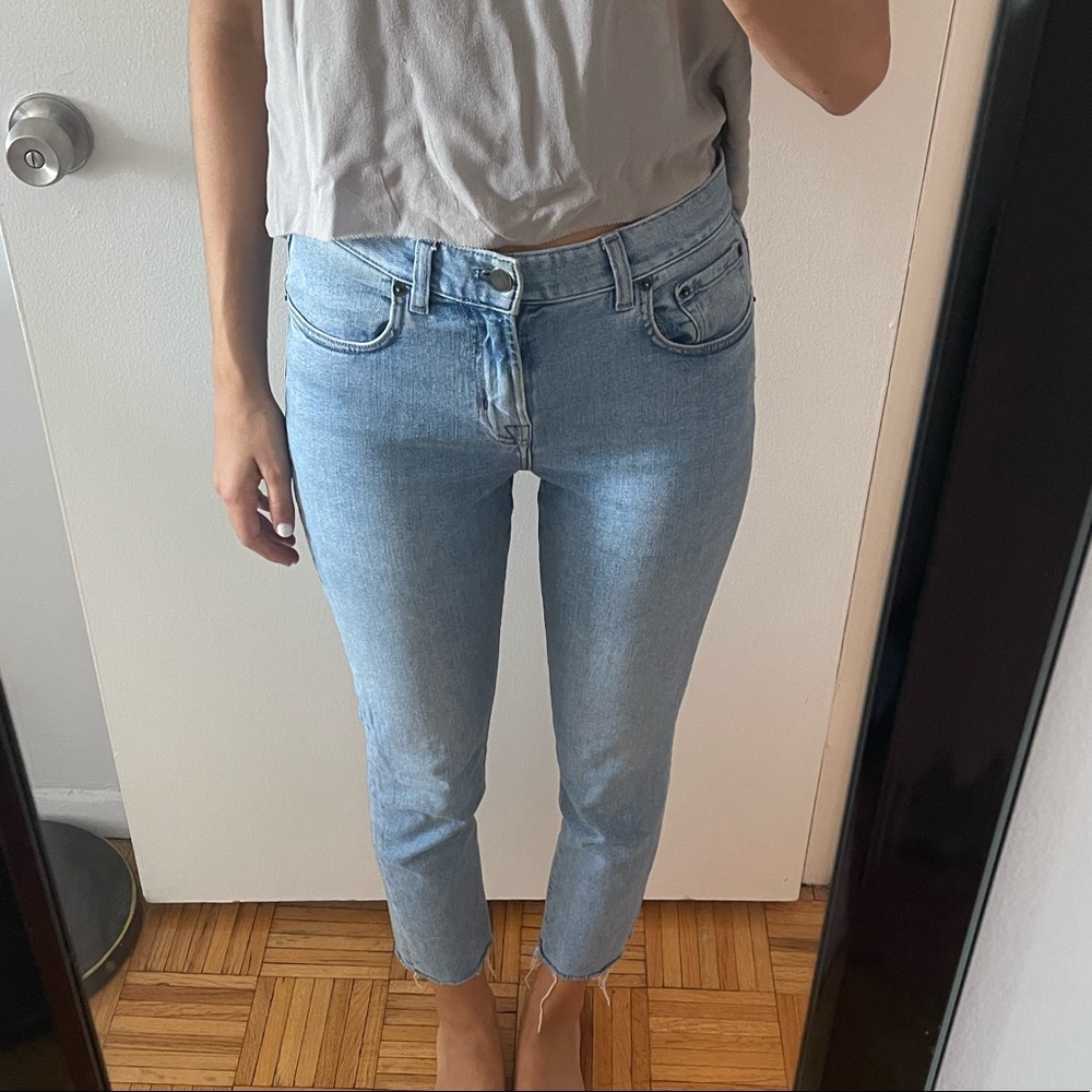 Theory mid rise light wash Jean with frayed bottom!